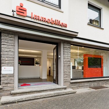Immobilienmakler der Kreissparkasse Köln eröffnet Ladenlokal im Lindlarer Zentrum