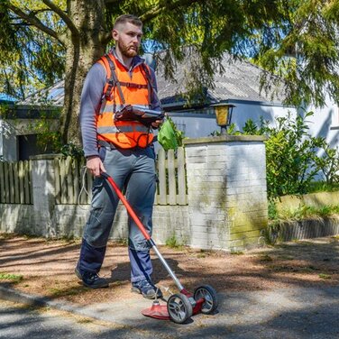 Sensibler Riecher trotz Schutzmaske: Gasspürer im Auftrag von Gasnetz Hamburg unterwegs