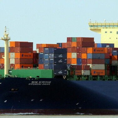 Containerschiffe fahren deutlich langsamer