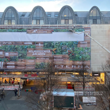 "MESH UP!" - nachhaltiger Upcycling-Wettbewerb in den Wilmersdorfer Arcaden: Aus 1.000 m² Mesh wird Design!