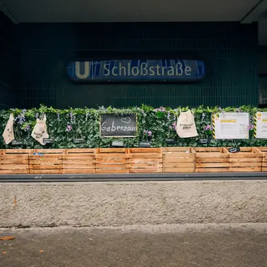 Gabenzaun 2.0 an der Schloßstraße eingeweiht: hübsch, einladend, gut sortiert und stetig befüllt!