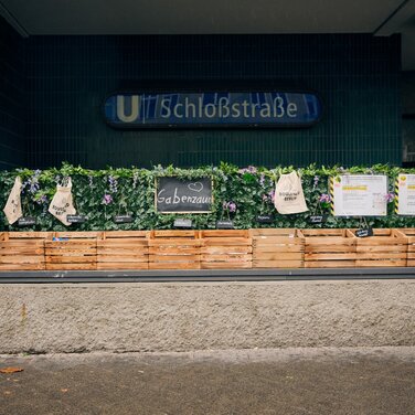 Gabenzaun 2.0 an der Schloßstraße eingeweiht: hübsch, einladend, gut sortiert und stetig befüllt!