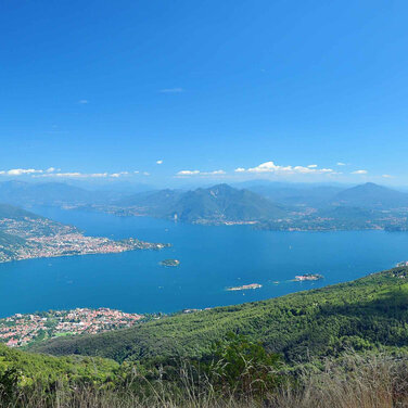 Radfahren am Lago Maggiore: Auf den Etappen des Giro d’Italia oder Off-Road zwischen Gipfeln und See