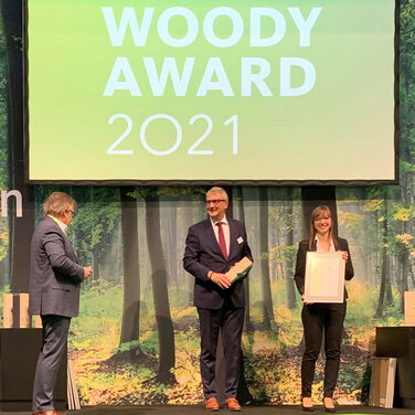 MOCOPINUS zum dritten Mal mit dem Woody Award ausgezeichnet: Expertenjury prämiert schwer entflammbare Vollholzprofile PROTECO25