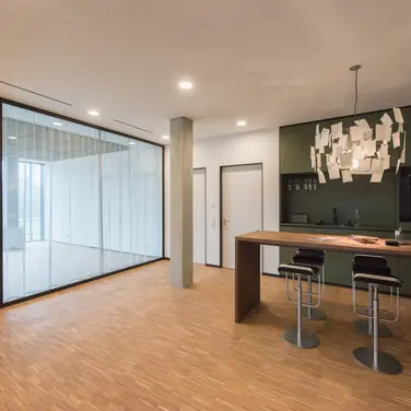 Symbiose Visionäre Architektur mit edlem Türendesign: Schwarz eloxierte Aluminiumzargen für Türen und Verglasungen