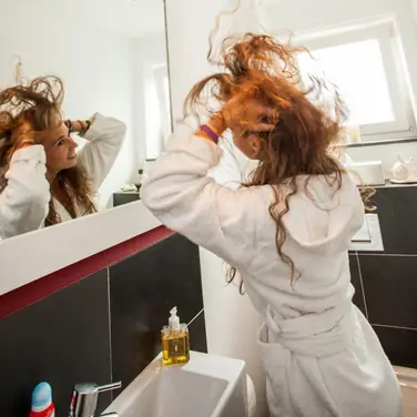 Wie belastbar ist die verletzte Hand, wie gut klappen Tätigkeiten im Alltag? Patient:innen beantworten zuhause Fragen ihrer Ergotherapeut:in, befassen sich dabei intensiv mit den Handlungsabläufen und gewinnen dabei für die Therapie wichtige Erkenntnisse. 