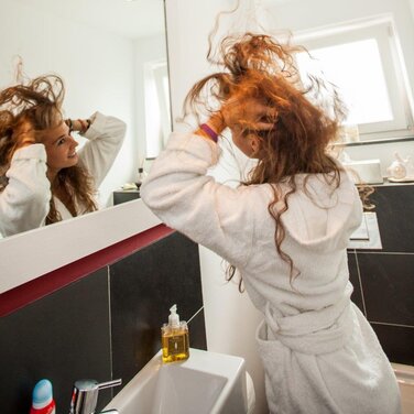 Wie belastbar ist die verletzte Hand, wie gut klappen Tätigkeiten im Alltag? Patient:innen beantworten zuhause Fragen ihrer Ergotherapeut:in, befassen sich dabei intensiv mit den Handlungsabläufen und gewinnen dabei für die Therapie wichtige Erkenntnisse. 