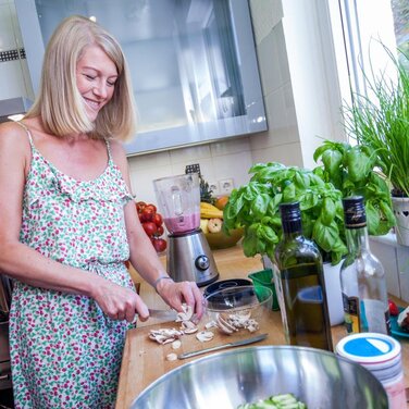 Die Strukturen in Fingern und Händen sind kaum geschützt. Schon ein harmloser Schnitt kann die Beugesehne treffen und langwierige Probleme verursachen. Ergotherapeut:innen sind unter anderem auf das Anfertigen von Schienen spezialisiert, die schützen und entlasten. 