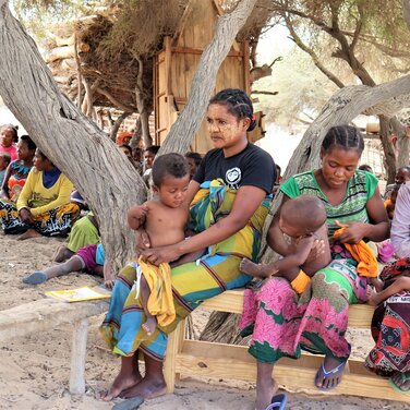 Gruppe Geflüchteter sucht vor dem Sturm Zuflucht. Bildnachweis: Medair