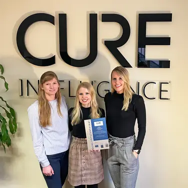 Mitarbeiterinnen aus dem CURE Intelligence Marketing Team freuen sich über den Erhalt des Social Media-Qualitätszertifikats des BVDW (v.l.n.r. Karolin Anders, Julia Göbel, Marisa Fassbender).