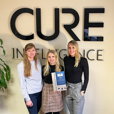 Mitarbeiterinnen aus dem CURE Intelligence Marketing Team freuen sich über den Erhalt des Social Media-Qualitätszertifikats des BVDW (v.l.n.r. Karolin Anders, Julia Göbel, Marisa Fassbender).