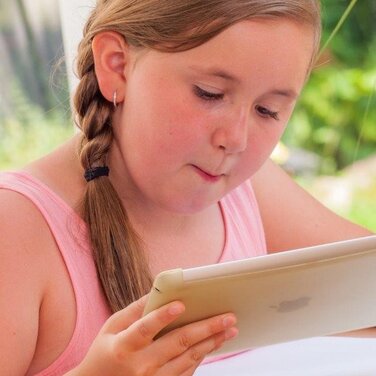 Konzentrations- oder Sprachstörungen können ein Indiz für körperlichen oder psychischen Missbrauch und ein daraus folgendes Trauma sein. Dank der behutsamen und zielgerichteten Vorgehensweise von Ergotherapeut:innen gelingt es betroffenen Erwachsenen und Kindern, ihre Selbstwirksamkeit zurückzugewinnen, ihre Ängste und ihr Trauma zu überwinden.