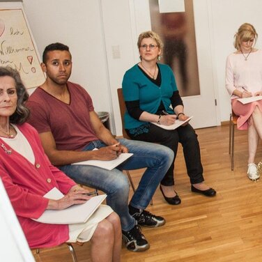 Vor Ort in der Gruppe oder online möglich: das Strokecoach Programm. Speziell geschulte Ergotherapeut:innen wenden das nachhaltige, zeitgemäße und nachweislich wirksame Training bei Patient:innen mit Schlaganfall an. (© DVE/ Janine Metzger)