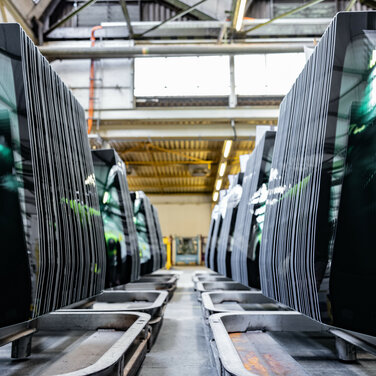 Pilotprojekt gestartet: Aus defektem Autoglas sollen neue Scheiben für den Audi Q4 e-tron werden