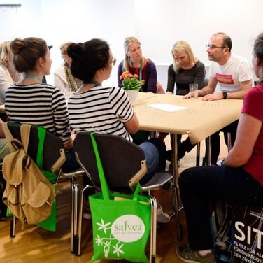 Auf der Wunschliste engagierter Ergotherapeut:innen Top eins: Das Besprechen und Diskutieren von Herzensthemen mit anderen Expert:innen. Die Freude über den ersten Live Ergotherapie-Kongress seit der Pandemie ist daher wirklich groß.