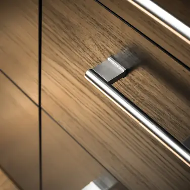 Universeller UV-Mehrschichtlack mit stabilem Glanzgrad: Neues, hochflexibles Materialsystem von CROMA LACKE