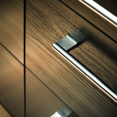 Universeller UV-Mehrschichtlack mit stabilem Glanzgrad: Neues, hochflexibles Materialsystem von CROMA LACKE