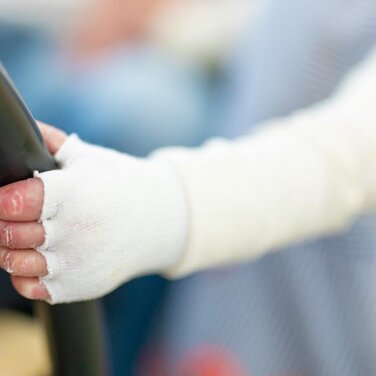 Hobbys oder Autofahren sind auch mit EB möglich: Ergotherapeut:innen sind Spezialist:innen, die sich am Alltag ihrer Patient:innen orientieren. Sie schauen immer sehr individuell – eine maßgebliche Voraussetzung, um den Alltag von Kindern oder Erwachsenen mit Epidermolysis bullosa bestmöglich zu gestalten.