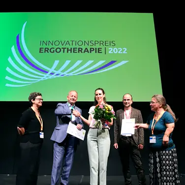 Die Ergotherapeutinnen Katja Stolte, Ursula Regner und Veronika Smalla erhalten für Ihre eingereichten Arbeiten den Innovationspreis Ergotherapie 2022.
