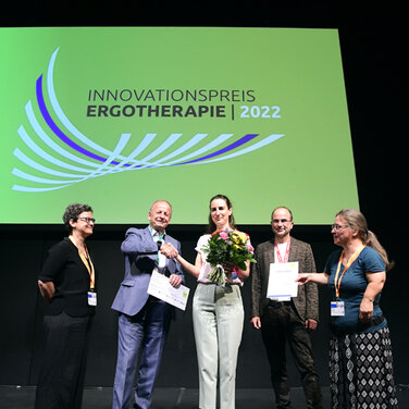 Die Ergotherapeutinnen Katja Stolte, Ursula Regner und Veronika Smalla erhalten für Ihre eingereichten Arbeiten den Innovationspreis Ergotherapie 2022.