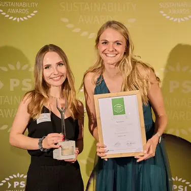 Anna Grießbaum (Kundenberatung Projektmanagement Verkauf Werbemittel) und Luisa Tschopp (Marketing Managerin) nehmen die Preise entgegen.