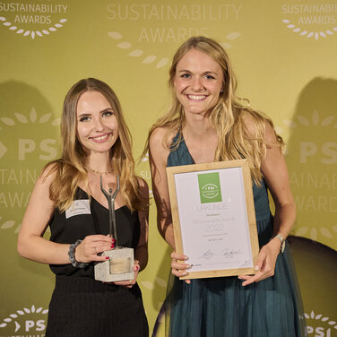 Anna Grießbaum (Kundenberatung Projektmanagement Verkauf Werbemittel) und Luisa Tschopp (Marketing Managerin) nehmen die Preise entgegen.