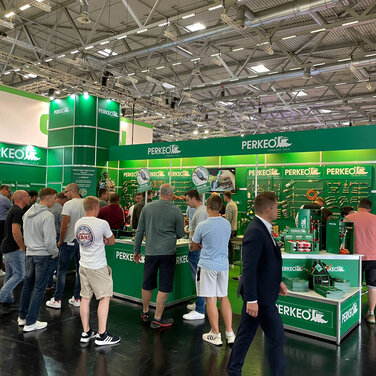 Interessierte Besucher am Messestand von PERKEO-WERK