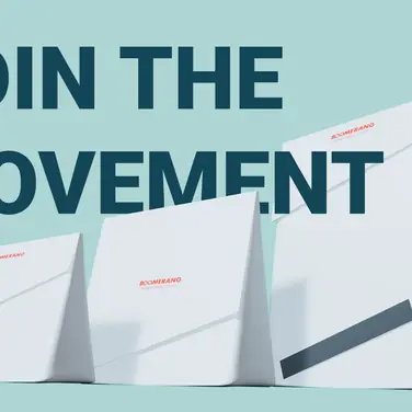 Join the Movement Schriftzug über 3 weißen Boomerang Packs, sortiert von klein nach grpß. In der Größe verstellbar mit Klettverschluss. 