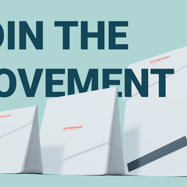 Join the Movement Schriftzug über 3 weißen Boomerang Packs, sortiert von klein nach grpß. In der Größe verstellbar mit Klettverschluss. 