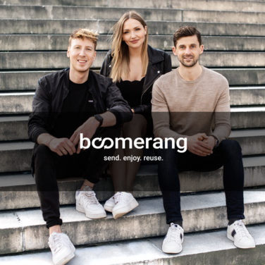 Gründer von Boomerang Marc Engelmann, Katharina Kreutzer, Christian Putz sitzen auf einer Betontreppe.