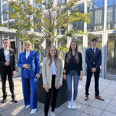 Zum 01.08.2022 haben Leon Tomczak, Jolina Claßen, Karina Kurtenbach, Carla Johann und Mirco Schirrmacher (v.l.n.r.) sowie Aylin Serindag (nicht im Bild) ihre Ausbildung bei der KSK-Immobilien GmbH begonnen.