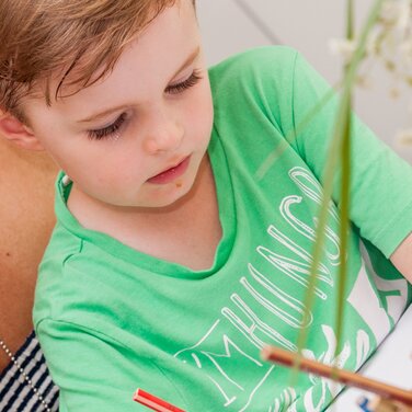 Deutschland und die Nachbarn kennen das Problem: Kinder, die in die Grundschule kommen, haben zunehmend Schwierigkeiten mit der Motorik und in der Folge mit dem Schreiben von Hand. Ergotherapeut:innen empfehlen: Kinder ganz viel malen, basteln, handarbeiten, handwerken lassen