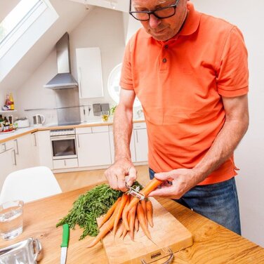 Pflegende Angehörige leisten Großartiges. Damit sich das Miteinander für alle Beteiligten gut anfühlt, beobachten Ergotherapeut:innen vor Ort, ob die Pflegenden ihren Angehörigen auch Handlungsfreiraum und eigene Aufgaben, etwa im Haushalt, zugestehen. Fühlen sich diejenigen mit Demenz kompetent und integriert, wirkt sich das positiv auf die Gesamtstimmung aus. 