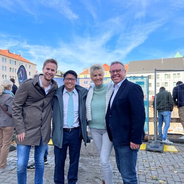von links nach rechts: Raphael Wellen (Vorstand Pro Urban AG), Jeffy Tang (stellv. Vertriebsleiter Mikrowohnen KSK-Immobilien GmbH), Edwina Holtermann (Prokuristin/Vertrieb Pro Urban AG) und Klaus Hiekmann (Prokurist/Vertrieb Pro Urban AG)