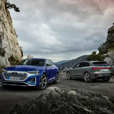 Audi SQ8 Sportback e-tron quattro, Standaufnahme, Farbe: Ultrablau Metallic.