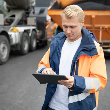 Mobile Nutzung des Branchenportals mikGTSBau der m.i.k. IT GmbH auf einer Baustelle