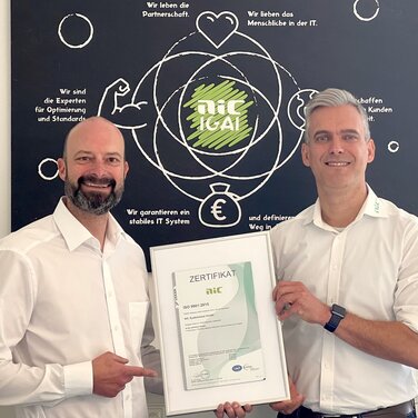 Stolz auf die erfolgreiche Re-Zertifizierung: NIC Systemhaus Geschäftsführer Oliver Heer (links) und Stefan Scholz (rechts) vom IT-Service