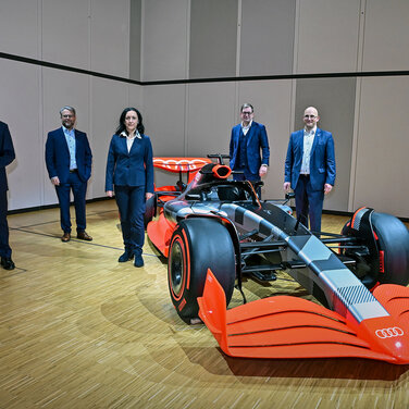 v.l.n.r.: Xavier Ros (Arbeitsdirektor und Personalvorstand AUDI AG), Peter Mosch (Betriebsratsvorsitzender Ingolstadt), Rita Beck (stellvertretende Betriebsratsvorsitzende Ingolstadt), Markus Duesmann (Vorstandsvorsitzender AUDI AG), Jörg Schlagbauer (stellvertretender Betriebsratsvorsitzender Ingolstadt und Vorsitzender des IG Metall Vertrauenskörpers bei Audi)