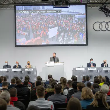 Auf der letzten Betriebsversammlung des Jahres forderte der Betriebsratsvorsitzende Rainer Schirmer vor der Neckarsulmer Belegschaft Klarheit für alle Werke der vier Ringe.