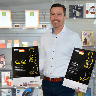Marco Manna mit den Urkunden der Druck&Medien Awards 2022
