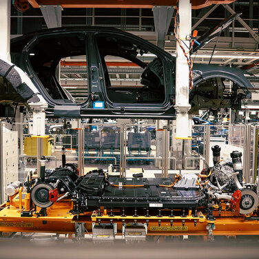 In Brüssel werden Fahrwerk, Getriebe, E-Maschine und Hochvoltbatterie in die Karosserie des Audi Q8 e-tron eingesetzt.