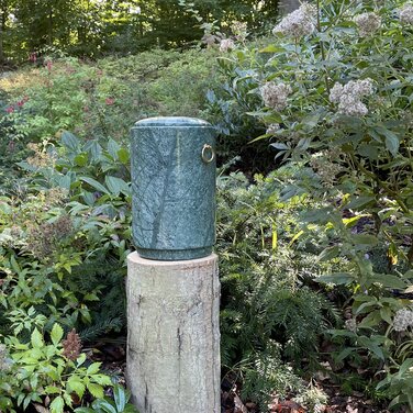 Urne auf einem Baumstamm in der Waldlichtung in Braubach