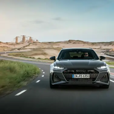 Audi RS 6 Avant performance Fahraufnahme, Farbe: Nimbusgrau in Perleffekt