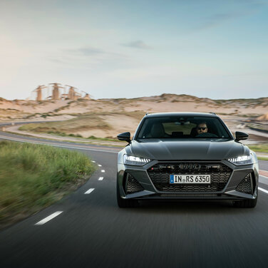 Audi RS 6 Avant performance Fahraufnahme, Farbe: Nimbusgrau in Perleffekt