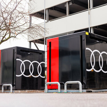 Zwei der drei Pufferspeicher am Standort Neckarsulm. Die Lade-Cubes speisen 72 neue Ladepunkte.