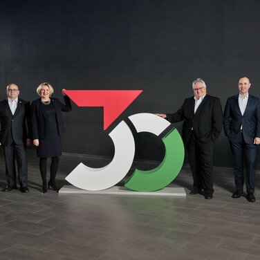 Von links nach rechts: Robert Buttenhauser, Vorstandsmitglied Produktion Antriebe, György Nagy, Betriebsratsvorsitzender der Audi Hungaria, Kinga Németh, Vorstandsmitglied für Personal und Organisation, Alfons Dintner, Vorsitzender des Vorstands, Dr. Patrick Heinecke, Vorstandsmitglied Finanz, IT, Beschaffung und Compliance und Zoltán Les, Vorstand Produktion Fahrzeuge