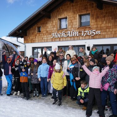 Kinder, Eltern und Initiator Goar B haben Spaß auf der Hochalm