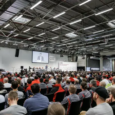Betriebsversammlung Neckarsulm: „Es geht nicht ums Wollen, es geht ums Machen.“ Alexander Reinhart, stellvertretender Betriebsratsvorsitzender: „Die Neckarsulmer_innen haben eine klare Zukunftsperspektive in Form von Zusagen für E-Modelle verdient.“