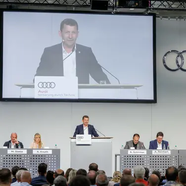 Betriebsversammlung Neckarsulm Gesamtbetriebsrat Rainer Feigenspan forderte auf der Betriebsversammlung in Neckarsulm: „Wir müssen die Werkbelegung endlich rund machen!“