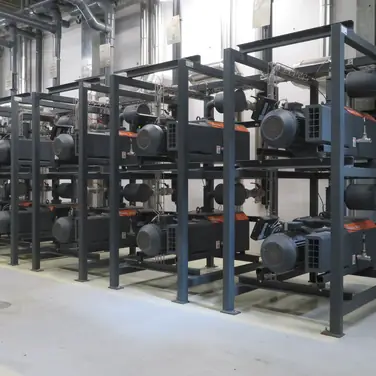 Ein Vakuumsystem von Busch Vacuum Solutions versorgt das Transportsystem der Emsland Frischgeflügel GmbH mit dem benötigten Vakuum.